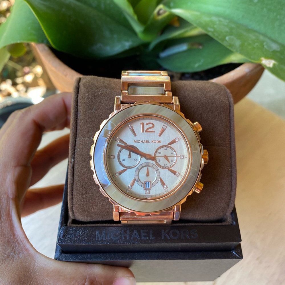 Michael Kors Watch ❤️❤️NWT. It needs a battery. ❤️💲MOVING SALE💲❤️LAST PRICE❤️